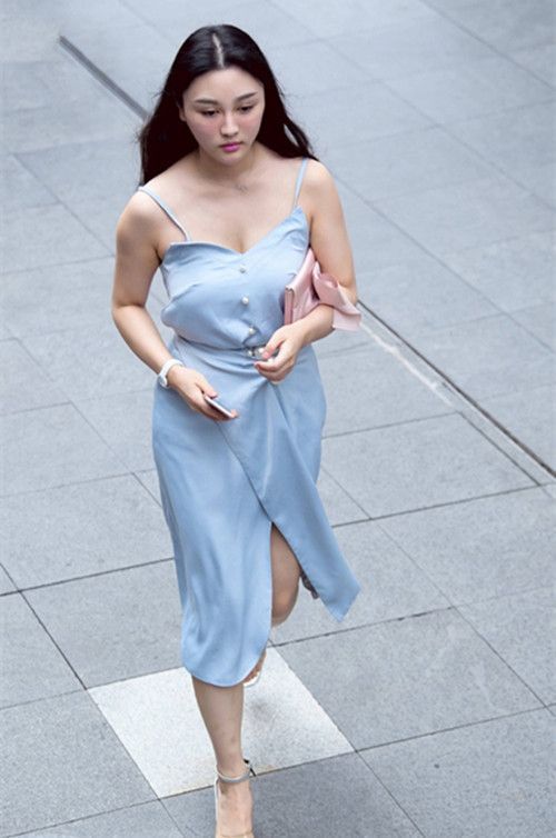 小蛮腰|自信大方的长发美女,穿浅蓝色吊带连衣裙,优雅又迷人