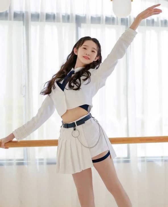 张艺凡的腿被上帝亲吻看完她练芭蕾舞后,压腿时惊艳粉丝