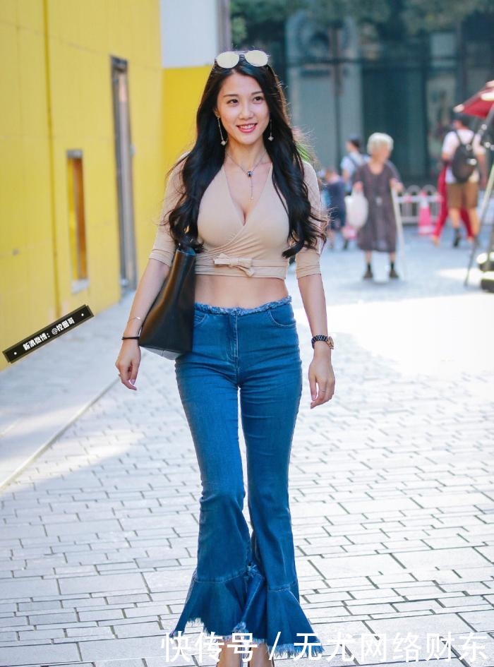 好身材|“多肉”小姐姐,裸色上衣搭配牛仔裤,好身材秀出来!