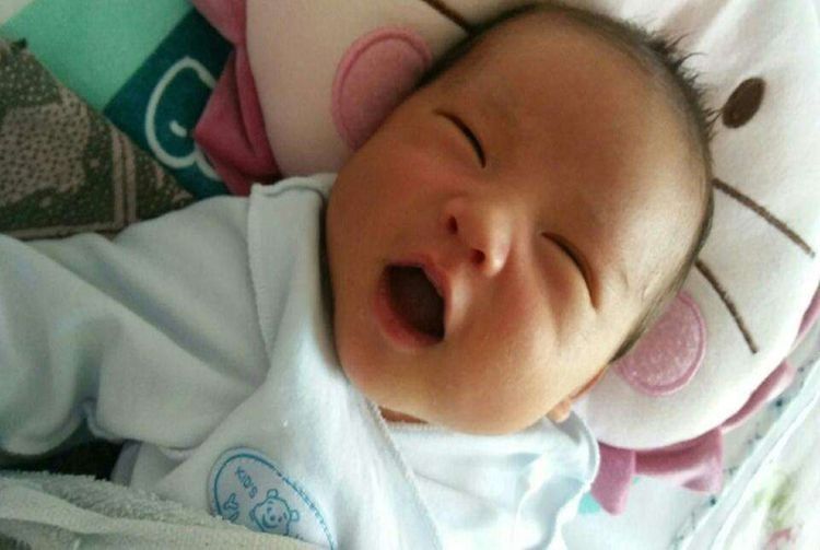 宝宝|女儿生下来就有“2颗牙齿”,婆婆说孩子命苦,儿科医生:拔掉吧