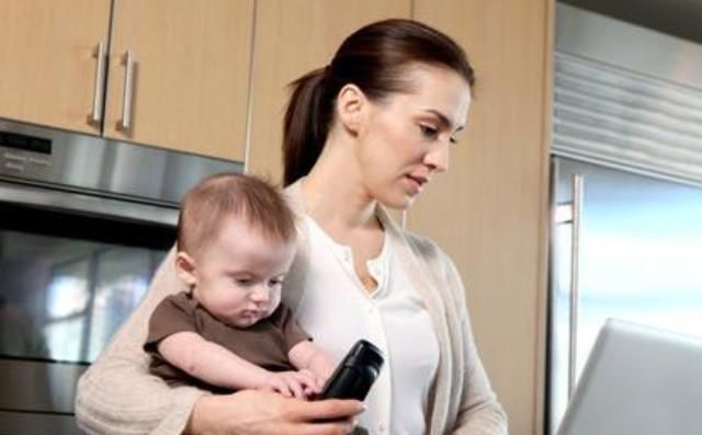 新生儿|宝宝出生后,第一个抱孩子的人很有讲究,这3种人最好别伸手