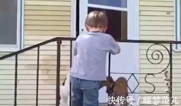 爸爸|外国小男孩头被栏杆卡住了,爸爸的处理让国人大开眼界