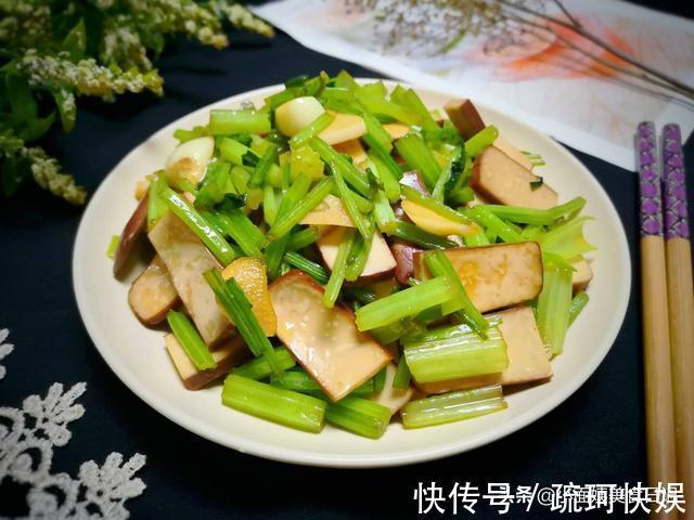芹菜|芹菜和这菜是“黄金搭档”,营养和口感比豆腐干还好,孩子特爱吃