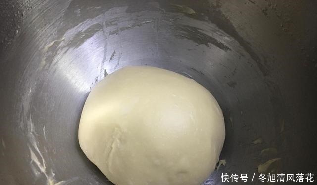 用这种做法做出来的面包,放上三天也不会变硬,柔软又拉丝