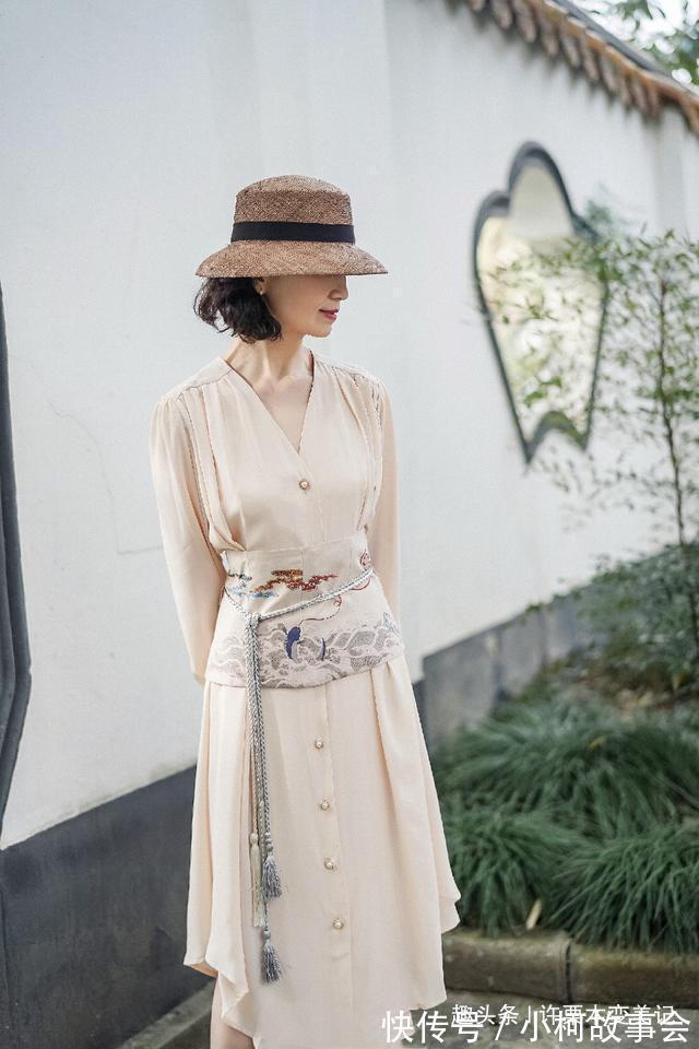 轻奢风 女人过了40岁尽量不要穿T恤配阔腿裤,学三木妈妈这样穿,真气质