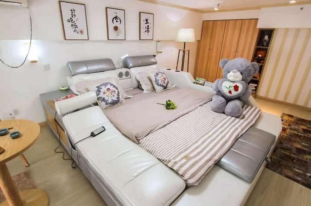 莉莉|奶爸带宝宝睡觉,睡醒来后发现娃“不见了”,表情让人忍不住笑