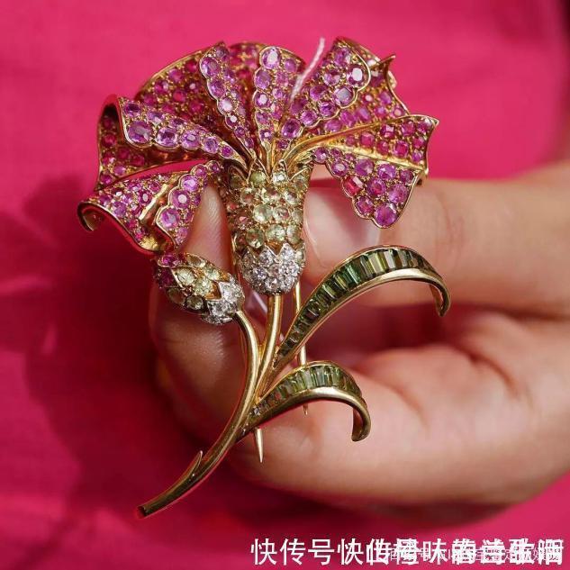 胸针|胸针是冬季服饰必备的点缀,但有两个关键点要考虑,你选对了吗