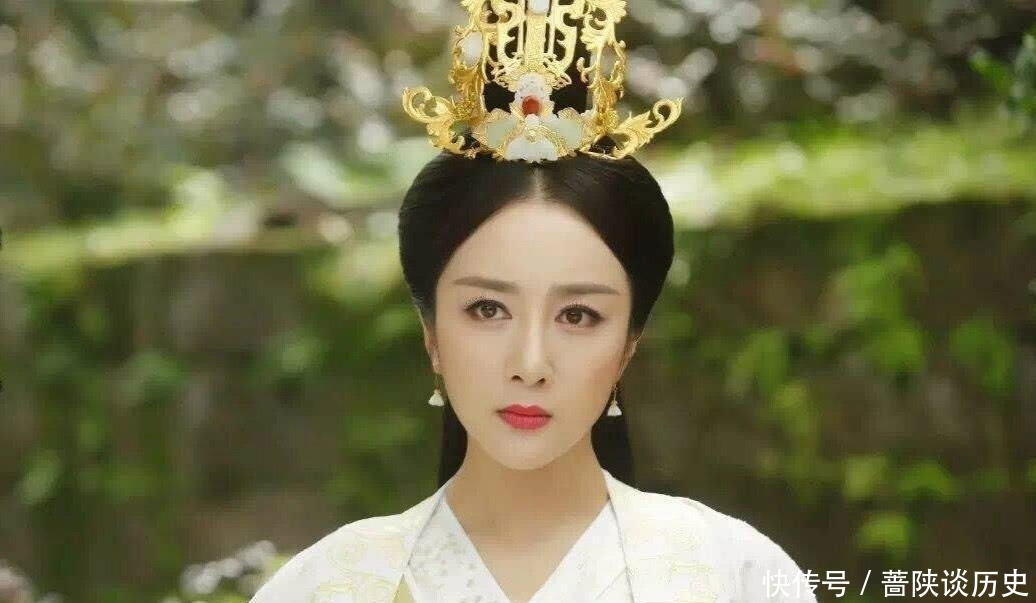 相士劝皇帝不要出宫,皇帝大怒:回来就杀了你,相士:你回不来了