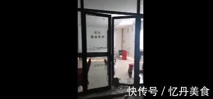 开发商|楼盘刚售罄,售楼处当场被砸连夜排队的众人怒了还有这种操作