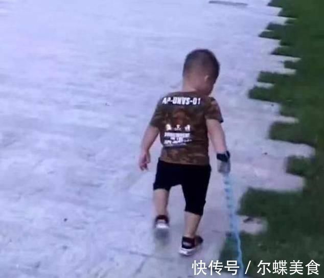 举动|宝宝被妈妈用绳子牵着,遇到邻居牵着小狗,随后宝宝的举动太萌了
