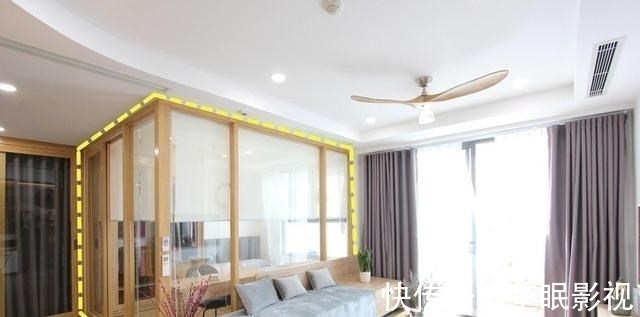 客厅|客厅和南次卧打通融合，清爽开阔，半墙设计重组空间，分出健身区