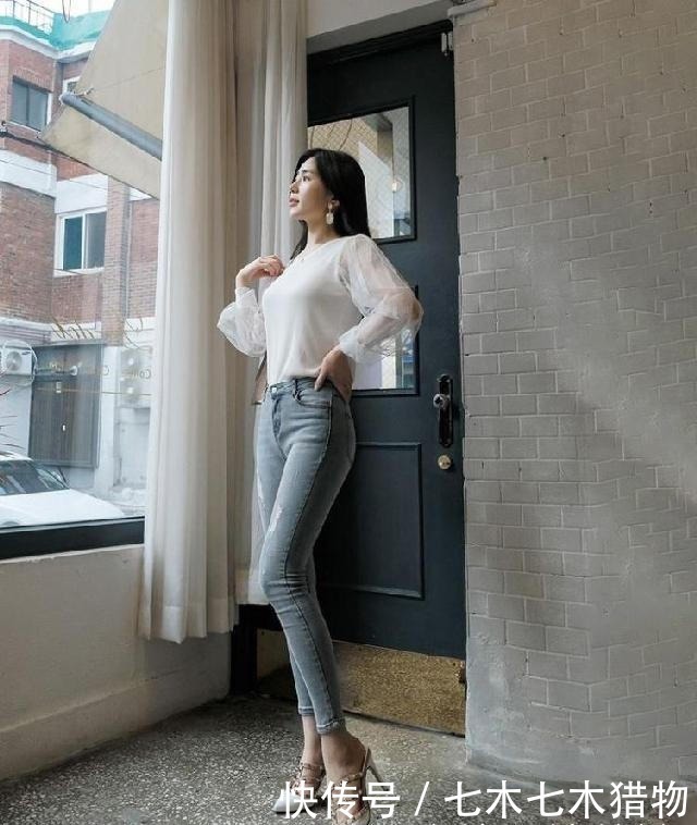 表现出|小姐姐搭配紧身牛仔裤,时尚洋气显瘦,纤细腰线魅力无限