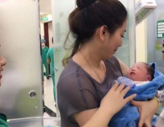 小王|“最时尚婆婆”抱外孙走红,颜值过高成焦点,网友:冻龄女神