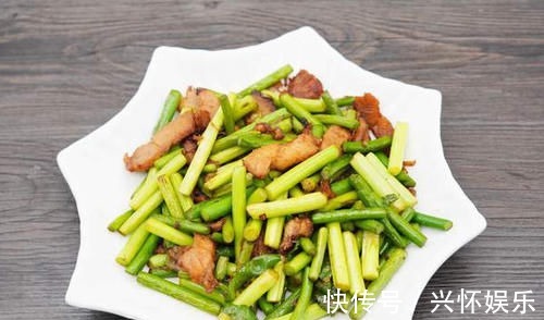 蒜苔直接下锅炒?那就错了,多做1步,脆嫩又入味,颜色不发黄