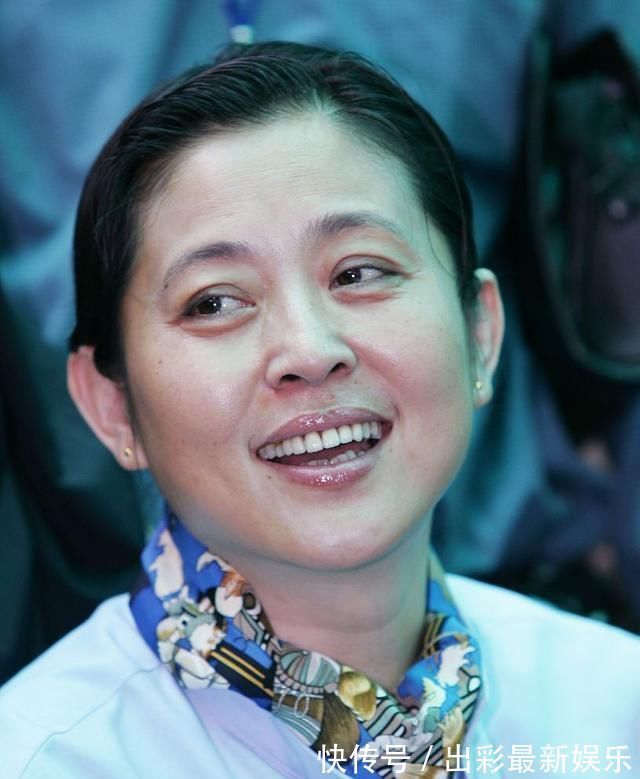 书法艺术#落款倪萍的书法,估价8千到1万元,这是书法吗