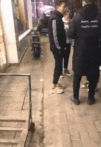 |搞笑GIF:工友不干活只转铁圈,本来看不起他,看到他转圈那刻我佩服不已