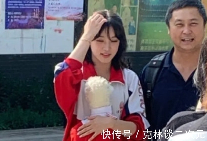 宋雨琦回高中母校，打卡最愛的披薩店，這尺寸確定吃得完？