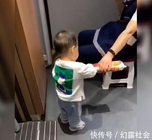 高铁|高铁上，3岁男孩看到乘务员吃零食就迈不开腿，网友：真心顶不住