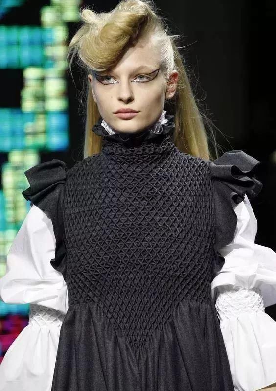 时装|干货丨时装大牌设计师都在用的手艺学会手工绣缀,给你的创意立裁加加餐