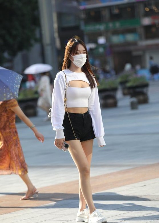 小姐姐朴素的黑白搭配，没有太多的装饰，少女感十足