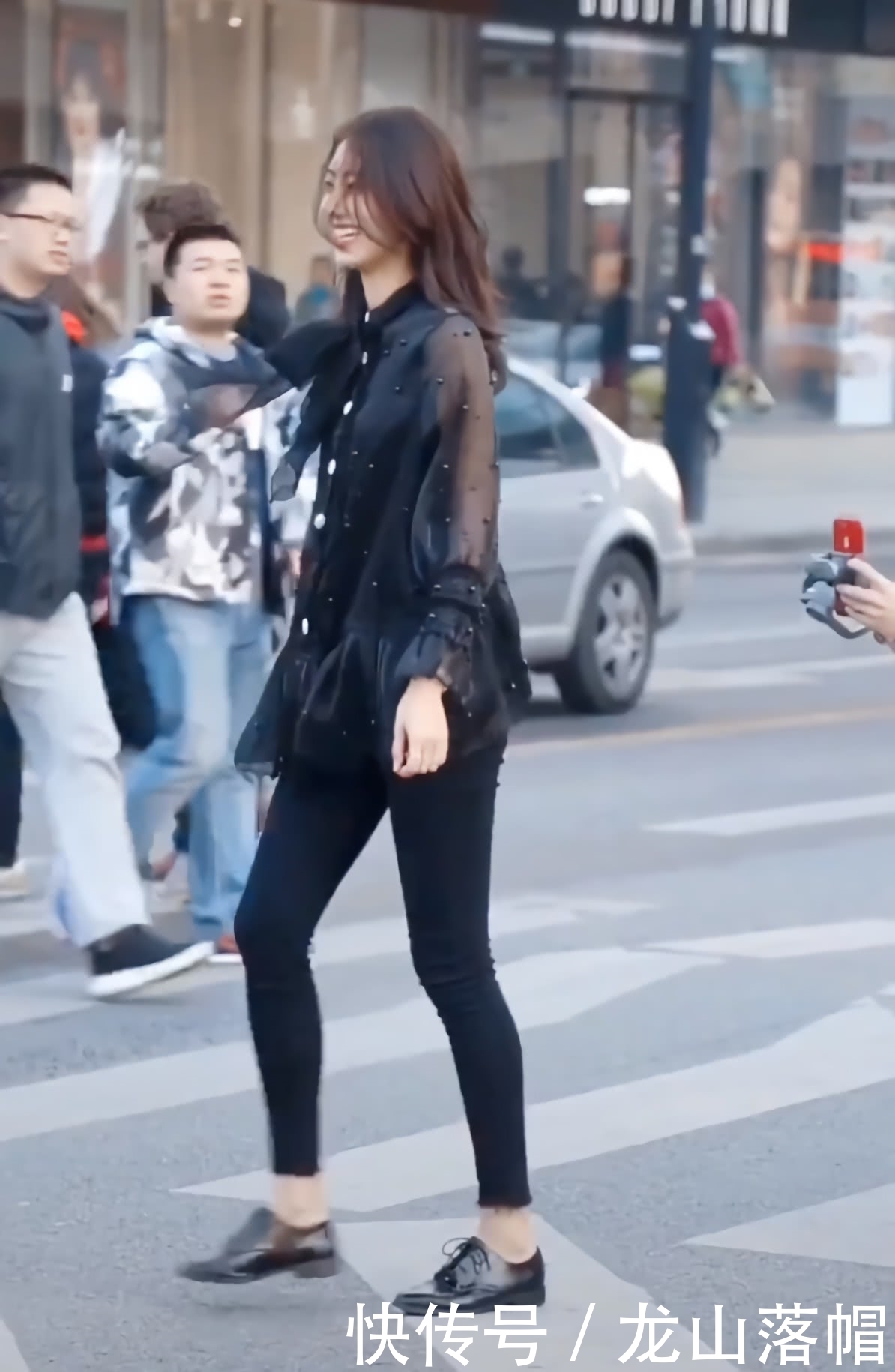 小姐姐为了拍视频，在寒风中只穿一件衬衫，没想到鞋子亮了