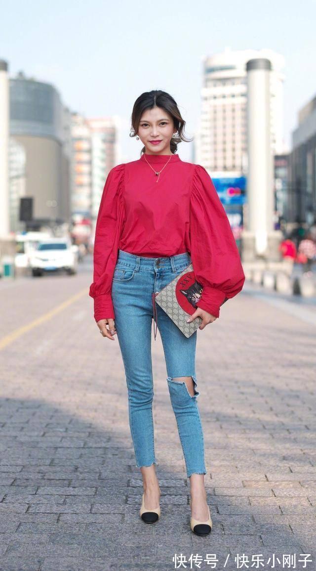 休闲衫 蓝色牛仔裤搭配红色休闲衫,很显青春的活力,简约不失简单