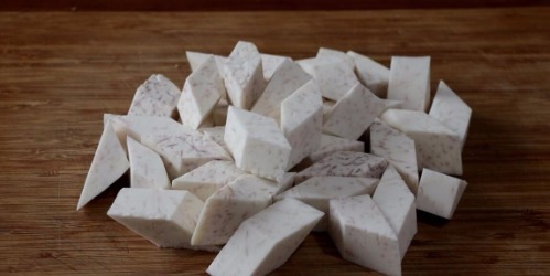 香粉|芋头这样做最好吃,一炸二炒两步搞定,外皮酥脆,内里咸香粉糯