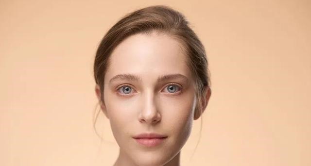 粉底 “粉底液”不能瞎涂,这几个步骤没做好,难怪底妆总是卡粉不服帖!