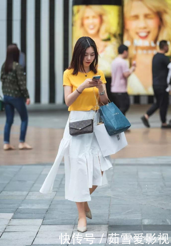 美女脚上搭配着一双渐变色的高跟凉鞋,气质优雅,时尚又靓丽