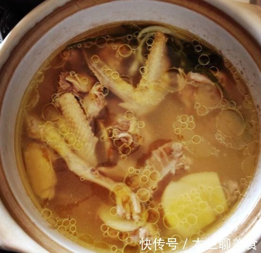 炖鸽子汤,该不该焯水大厨教你一招,柔嫩汤鲜味道香,营养高!
