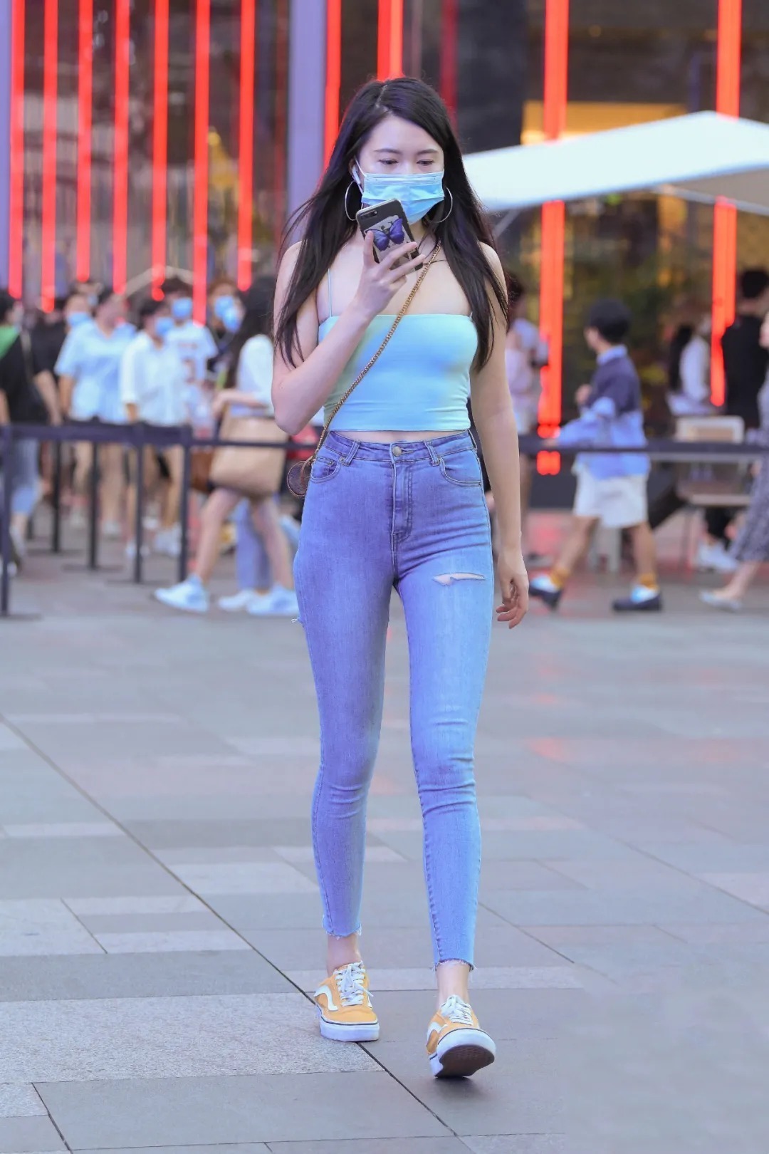 牛仔裤|穿牛仔裤的时尚女生