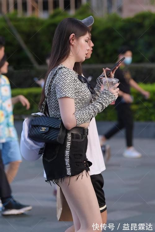 字母|字母印花T恤,搭配同花纹手套护臂,高级又防晒