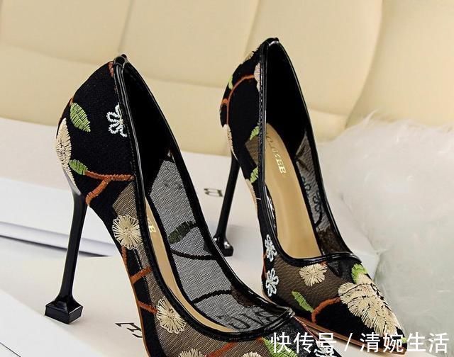 显高鞋 矮个子不一定非要穿高跟鞋,今年流行这3双显高鞋,不累脚还时髦