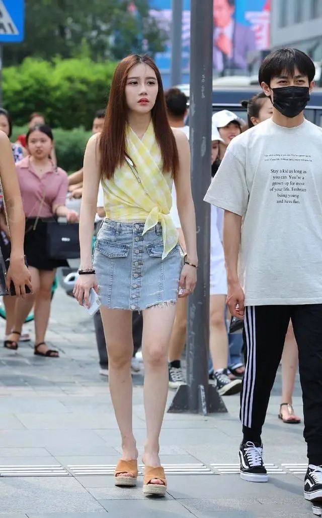 时尚 小姐姐一件破烂的排扣牛仔裙,紧身的质感丰富让女人充满青春时尚