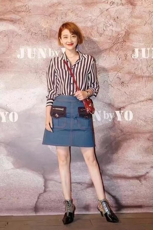 牛仔裙|明星小姐姐剪了新发型,穿条纹衬衫配牛仔裙,像换了个人一样