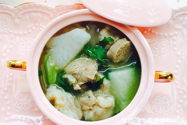 冬天养生吃羊肉汤,别直接加水炖,用3个技巧,汤鲜味美身上暖