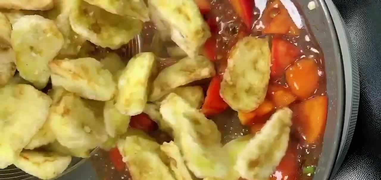 红烧茄子怎么做孩子爱吃？建议搭配西红柿，酸甜味美软嫩鲜香