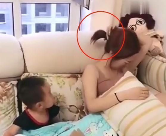 懂事|23岁姐姐打不过3岁弟弟,姐姐向妈妈哭诉,弟弟却一脸不屑