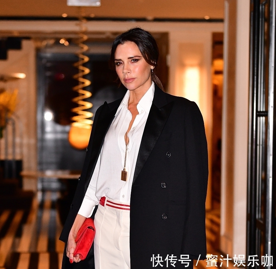 女王|贝嫂曾创造过“无跟鞋”，这次又穿“开洞裤”，女王时尚太大胆！