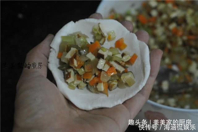 肉包子|此“地摊小吃”火了!2块钱一个,香糯开胃比肉包子还好吃!