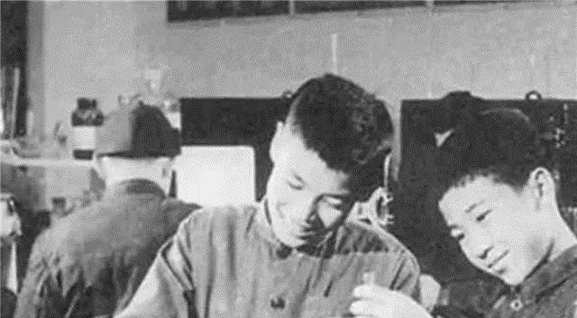 天才在左疯子在右#他18岁读博士,是未来的诺奖天才,晚年陨落说后悔加入少年班