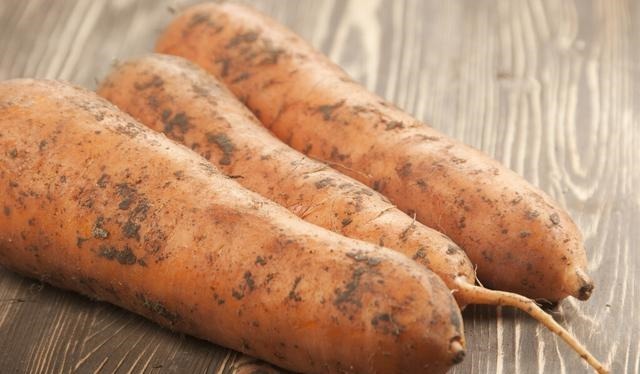 买胡萝卜，到底选带泥的还是不带泥的？菜贩：这种我从不给家人吃