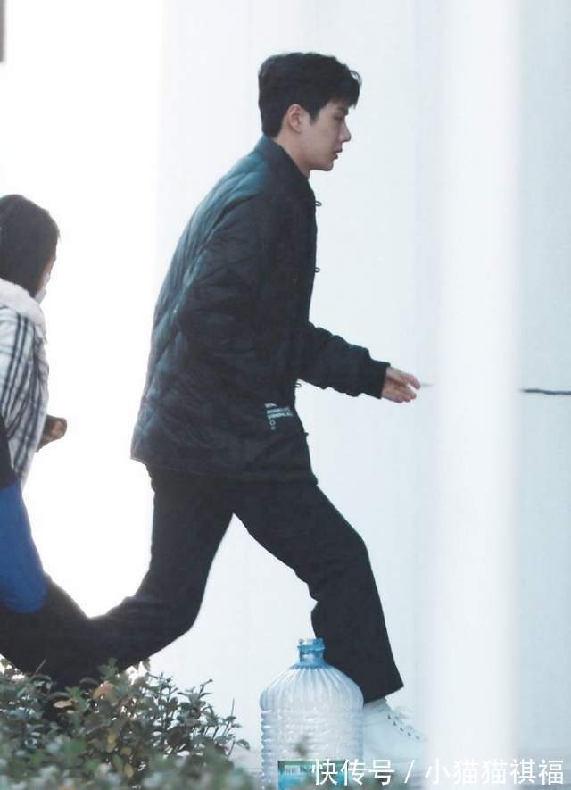 华彩少年|王一博录完《华彩少年》, 又录天天向上, 忙得滑板都不带了