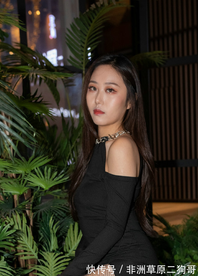 百褶裙 长款的蕾丝连衣裙,浅粉色的款在温暖阳光下显得非常有风采