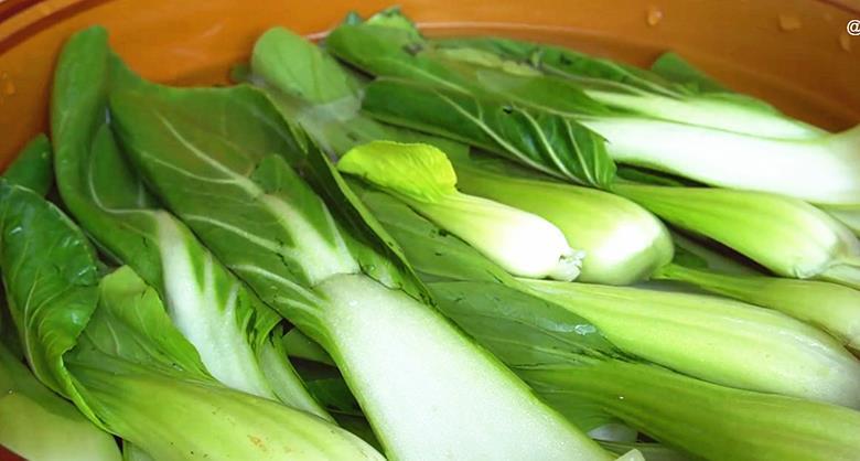 青菜不能直接下锅炒,牢记2个小窍门,出锅青菜翠绿还不出水