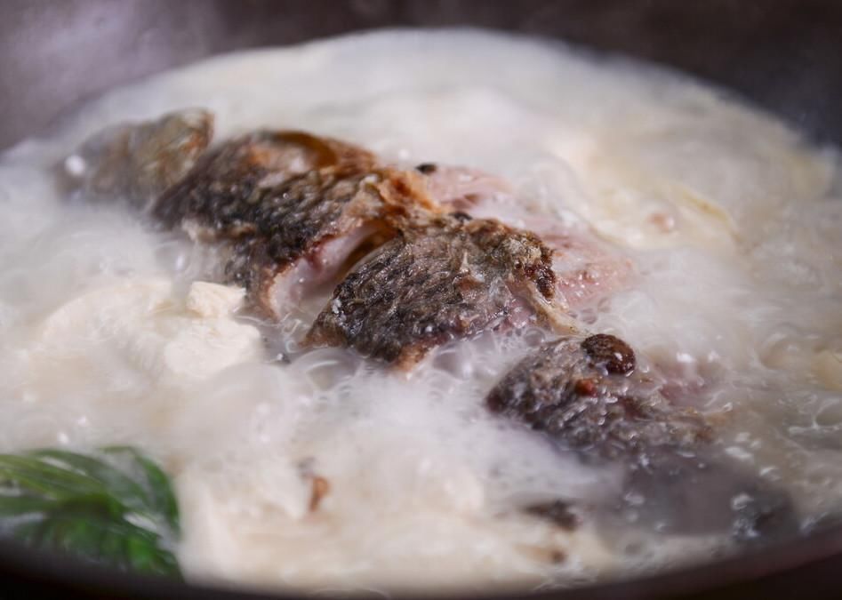 炖鱼汤，用凉水还是开水？掌握3个窍门，鱼汤奶白又鲜美，没腥味