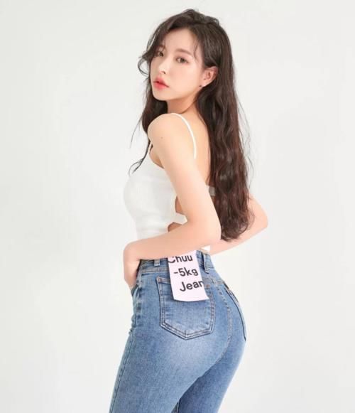 美女|美女穿搭:身姿曼妙的紧身牛仔裤美的让人窒,勾勒出精致的曲线