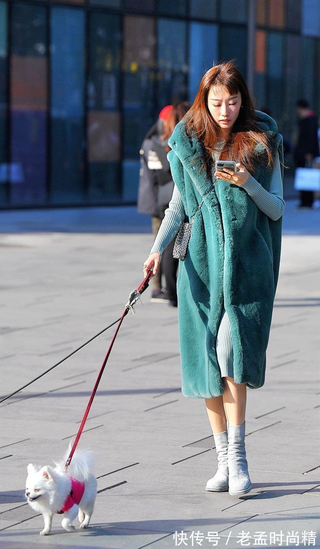 大衣|街拍:美女演绎短靴配大衣,款款漂亮