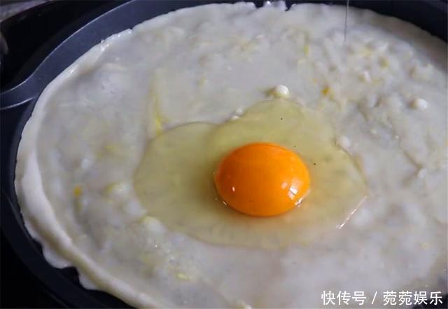 煎饼果子|早餐饼最简单的做法,不揉面不擀面,筷子搅一搅,孩子抢着吃