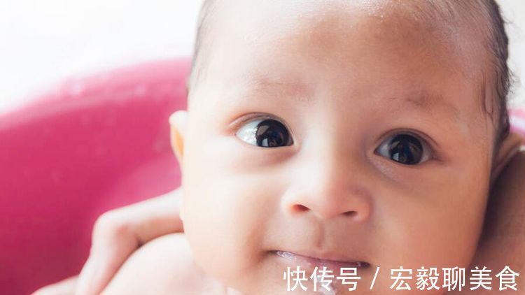 发育|为什么宝宝总喜欢盯着妈妈看从大近视到看清妈妈的过程,超暖心